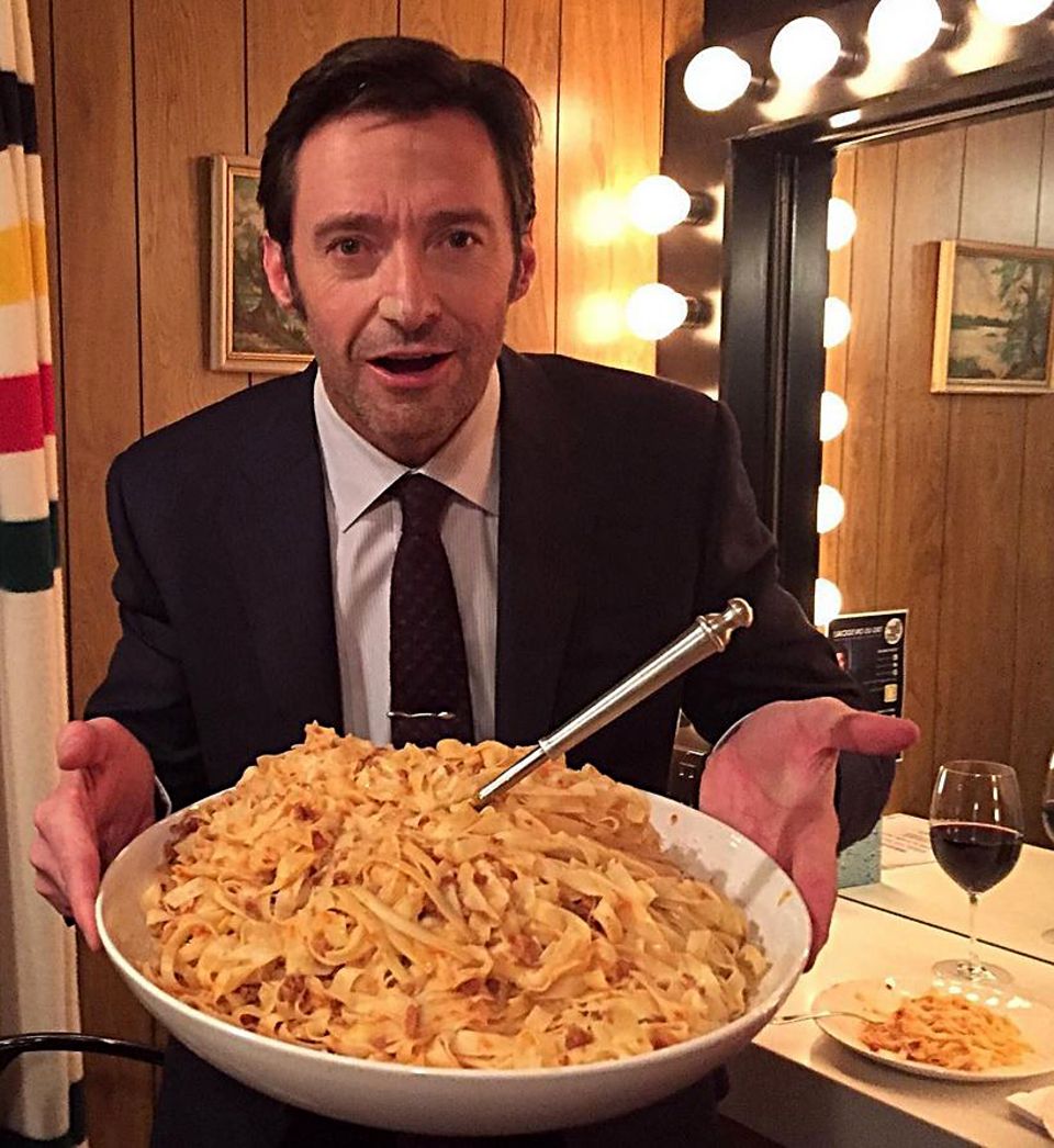 Als Logan In "Wolverine" darf Hugh Jackman nicht in die Vollen gehen und muss strickt Diät halten. Nun ist die letzte Klappe für ihn gefallen. Bei der Tonight Show von Jimmy Fallon, wurde er mit einer riesigen Schüssel Fettuccine überrascht, endlich darf der Superheld auch zugreifen. Als Logan In "Wolverine" darf Hugh Jackman nicht in die Vollen gehen und muss strickt Diät halten. Nun ist die letzte Klappe für ihn gefallen. Bei der Tonight Show von Jimmy Fallon, wurde er mit einer riesigen Schüssel Fettuccine überrascht, endlich darf der Superheld auch zugreifen.