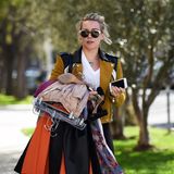 28. Februar 2017   Hilary Duff geht noch selbst zur Reinigung. Vollgepackt mit sauberen Klamotten, läuft sie zurück zu ihrem Wagen. 
