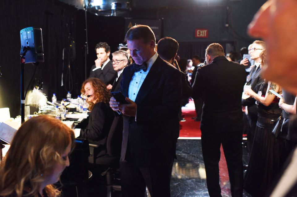 Ist das der Moment, der alles entschied? Brian Cullinan twittert ein Foto von Oscar-Gewinnerin Emma Stone und achtet offenbar nicht darauf, welchen Umschlag er Warren Beatty danach in die Hand drückt.