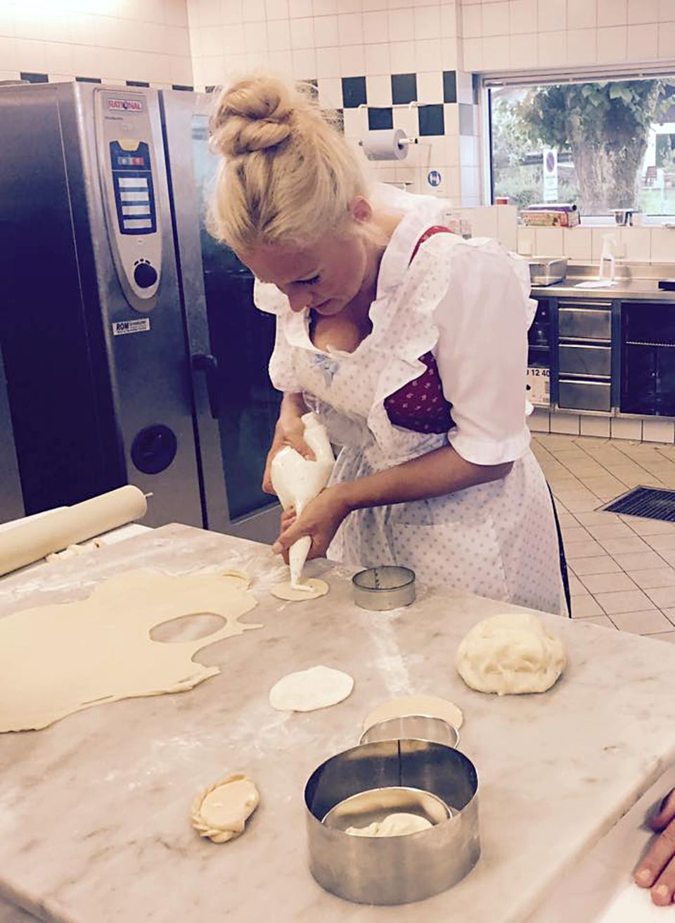 1. März 2017 Barbara Schöneberger stellt ihre Backkünste im österreichischen Velden unter Beweis. Professionell sieht es schon mal aus, schmecken tut es sicher auch. 1. März 2017 Barbara Schöneberger stellt ihre Backkünste im österreichischen Velden unter Beweis. Professionell sieht es schon mal aus, schmecken tut es sicher auch.