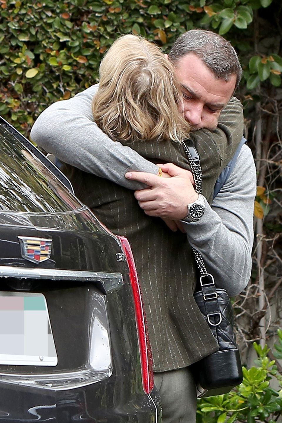 Liev Schreiber und Naomi Watts umarmen sich innig