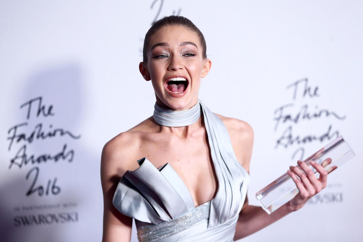 Gigi Hadid Cover Girl Der Ersten Vogue Arabia Gala De