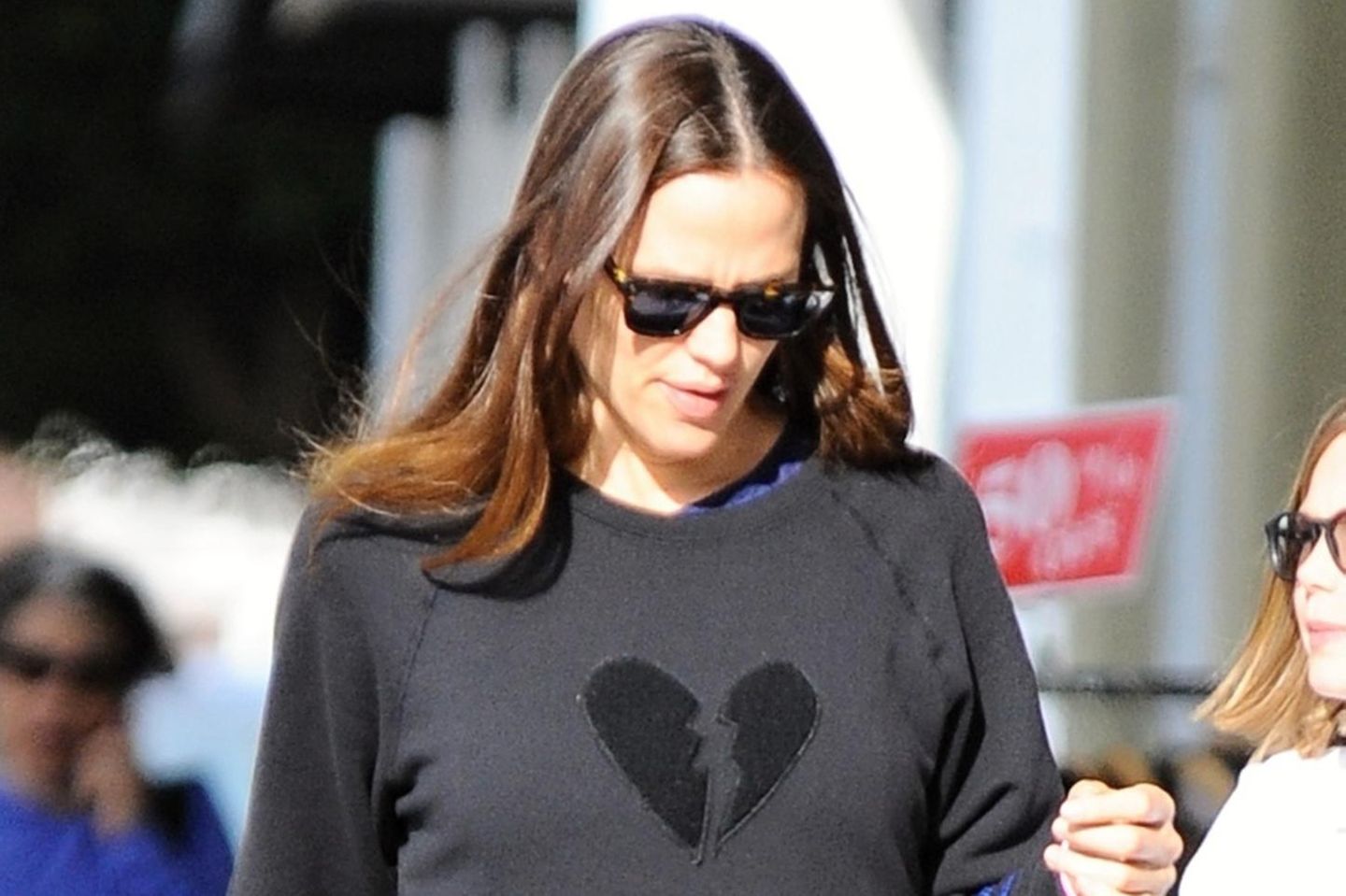 Bei einem Shoppingbummel in Los Angeles mit ihrem Sohn zeigt sich Jennifer Garner ganz in schwarz und mit einem gebrochenen Herzen auf dem Pullover. 