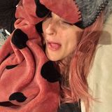 Auf Facebook teilte Sandy Mölling jetzt diesen verschlafenen Schnappschuss, auf dem ihre neue rosafarbene Mähne zu sehen ist.