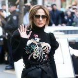 Puffärmel und Lederhose klingt bieder? Wenn Jennifer Lopez sich so stylt, sieht diese Fashion-Mischung sogar richtig klasse aus.