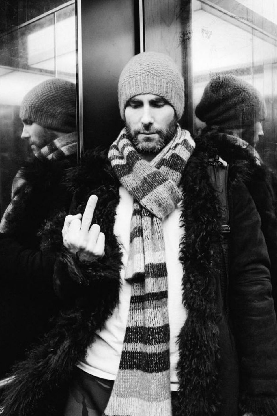 3. März 2017 Adam Levine hält einen ganz besonderen Moment im Fahrstuhl fest. Er lässt sich hinreisen und zeigt seinem gegenüber den Mittelfinger. 3. März 2017 Adam Levine hält einen ganz besonderen Moment im Fahrstuhl fest. Er lässt sich hinreisen und zeigt seinem gegenüber den Mittelfinger.