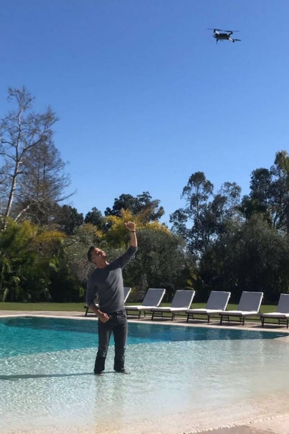 3. März 2017 Mehrere Fragen stellen einem beim Betrachten dieses Fotos: Warum hat Josh Duhamel seine Hosen an und steht im Pool und warum wird er von einer Drohne beobachtet. Leider möchte er zu diesen Fragen keine Antworten geben. 3. März 2017 Mehrere Fragen stellen einem beim Betrachten dieses Fotos: Warum hat Josh Duhamel seine Hosen an und steht im Pool und warum wird er von einer Drohne beobachtet. Leider möchte er zu diesen Fragen keine Antworten geben.