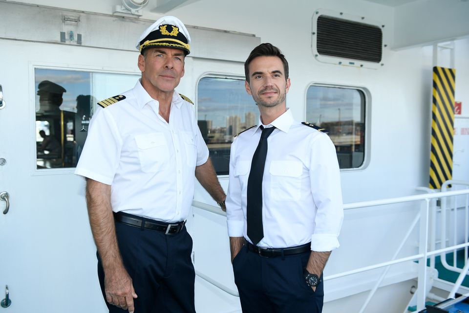Sascha Hehn als "Kapitän Victor Burger" und Florian Silbereisen als Offizier im "Traumschiff: Tansania" (16. April 2017, 20.15 Uhr, ZDF)