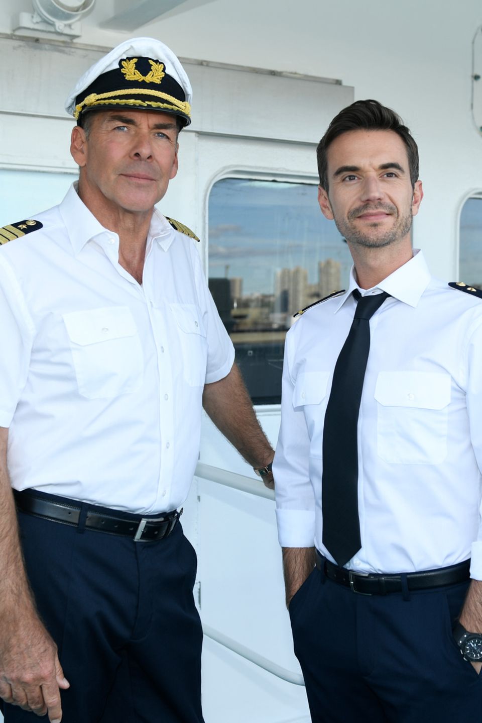 Sascha Hehn als "Kapitän Victor Burger" und Florian Silbereisen als Offizier im "Traumschiff: Tansania" (16. April 2017, 20.15 Uhr, ZDF)