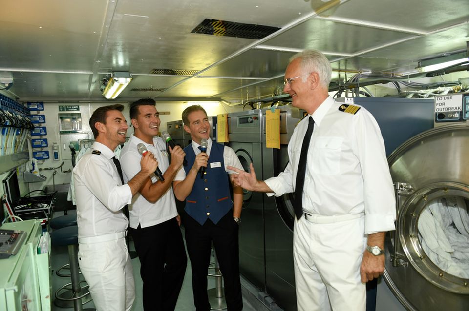 Ostern mit dem ZDF-Traumschiff: Florian Silbereisen, Jan Smit und Christoff alias "Klubbb3" und Harald Schmidt in der "Traumschiff"-Folge mit Reiseziel Tansania Florian Silbereisen, Jan Smit und Christoff alias "Klubbb3" und Harald Schmidt in der "Traumschiff"-Folge mit Reiseziel Tansania