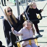 1. März 2017   Davon bekommen wir nie genug. Michelle Hunziker verbringt wieder einen Tag mit Sole und Celeste auf dem Spielplatz und diese tollen Fotos entstehen. 