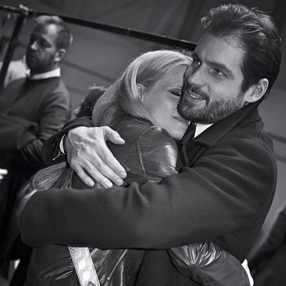 27. Februar 2017 Wahre Liebe: Michelle bekommt eine dicke Umarmung von ihrem Liebsten Tomaso. 27. Februar 2017 Wahre Liebe: Michelle bekommt eine dicke Umarmung von ihrem Liebsten Tomaso.