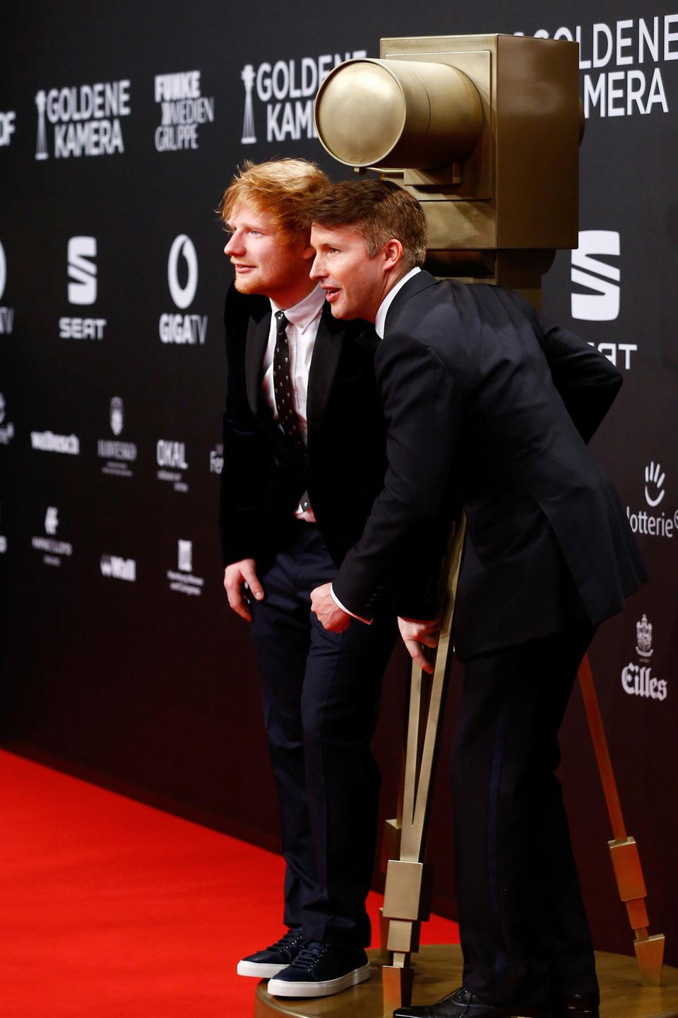 Ed Sheeran bekommt den Preis "Beste Musik International" von Musikerkollegen James Blunt überreicht. Beide posieren vor der Show zusammen für die Kameras. Ed Sheeran bekommt den Preis "Beste Musik International" von Musikerkollegen James Blunt überreicht. Beide posieren vor der Show zusammen für die Kameras.
