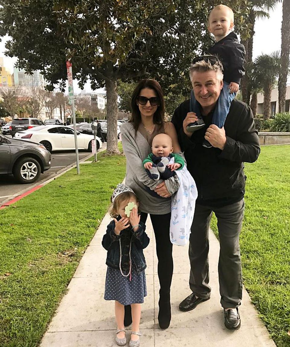 5. März 2017 Dürfen wir vorstellen: "Das sind wir". Hilaria Baldwin postet dieses Familienfoto. Mit drei Kindern ist es einfach nicht möglich, dass alle schön in die Kamera schauen, aber dafür authentisch. 5. März 2017 Dürfen wir vorstellen: "Das sind wir". Hilaria Baldwin postet dieses Familienfoto. Mit drei Kindern ist es einfach nicht möglich, dass alle schön in die Kamera schauen, aber dafür authentisch.