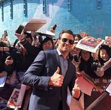 Hugh Jackman nimmt sich für seine Fans im chinesischen Beijing Zeit und unterschreibt Autogramme. 