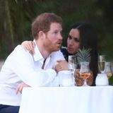 Prinz Harry und Meghan Markle sehr vertraut: Was dem Royal wohl durch den Kopf geht?