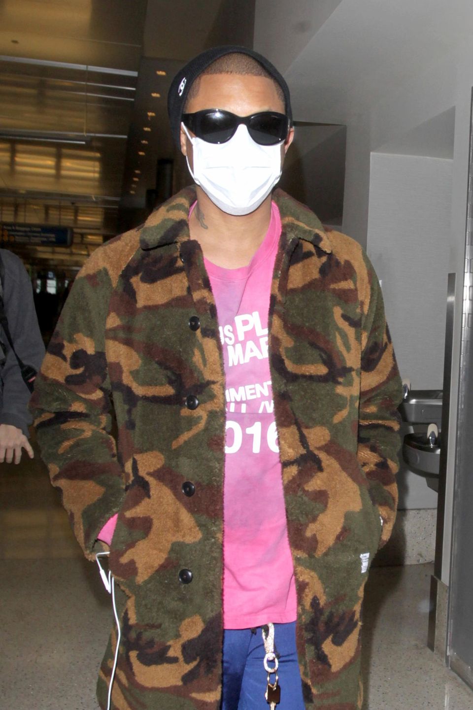 5. März 2017 Mit eigentümlicher Gesichtsmaske ist Pharrell Williams am Flughafen in Los Angeles zu sehen. Warum der Musiker diese trägt, ist aber leider nicht geklärt. 5. März 2017 Mit eigentümlicher Gesichtsmaske ist Pharrell Williams am Flughafen in Los Angeles zu sehen. Warum der Musiker diese trägt, ist aber leider nicht geklärt.