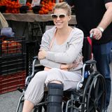 5. März 2017  Jodie Sweetin ist trotz Verletzung bester Laune. Nach einem Knöchelbruch wird sie von ihren Mann im Rollstuhl über den Farmers Markt in Los Angeles geschoben. 