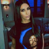 Perfekt geschminkt, glänzende, gut frisierte Haare und dann das. Kim Kardashian trägt Snoop Dogg auf der Brust. Eine Hommage an den Rapper und Schauspieler oder einfach nur Schlabberlook? 