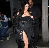 Kim Kardashian verlässt in diesem fragwürdigen Outfit ein Restaurant in West Hollywood, nicht ihr Schlafzimmer... Auch wenn es aussieht, als hätte sie sich beim Verlassen ihrer Gemächer noch schnell ihr Nadelstreifen-Laken umgebunden, und samtige High Heels dazu angezogen, und eine Daunenjacke übergezogen. Die Knöpfe, die das Laken gerade so zusammenhalten funkeln in der Nacht. Geblendet ist man von diesem Outfit jedoch nicht! 
