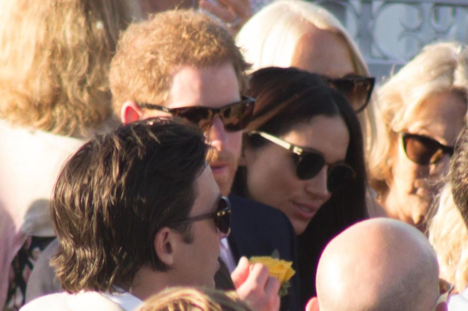 Prinz Harry beschäftigt sich mit allen Menschen um sich herum - nur nicht mit seiner Freundin. 