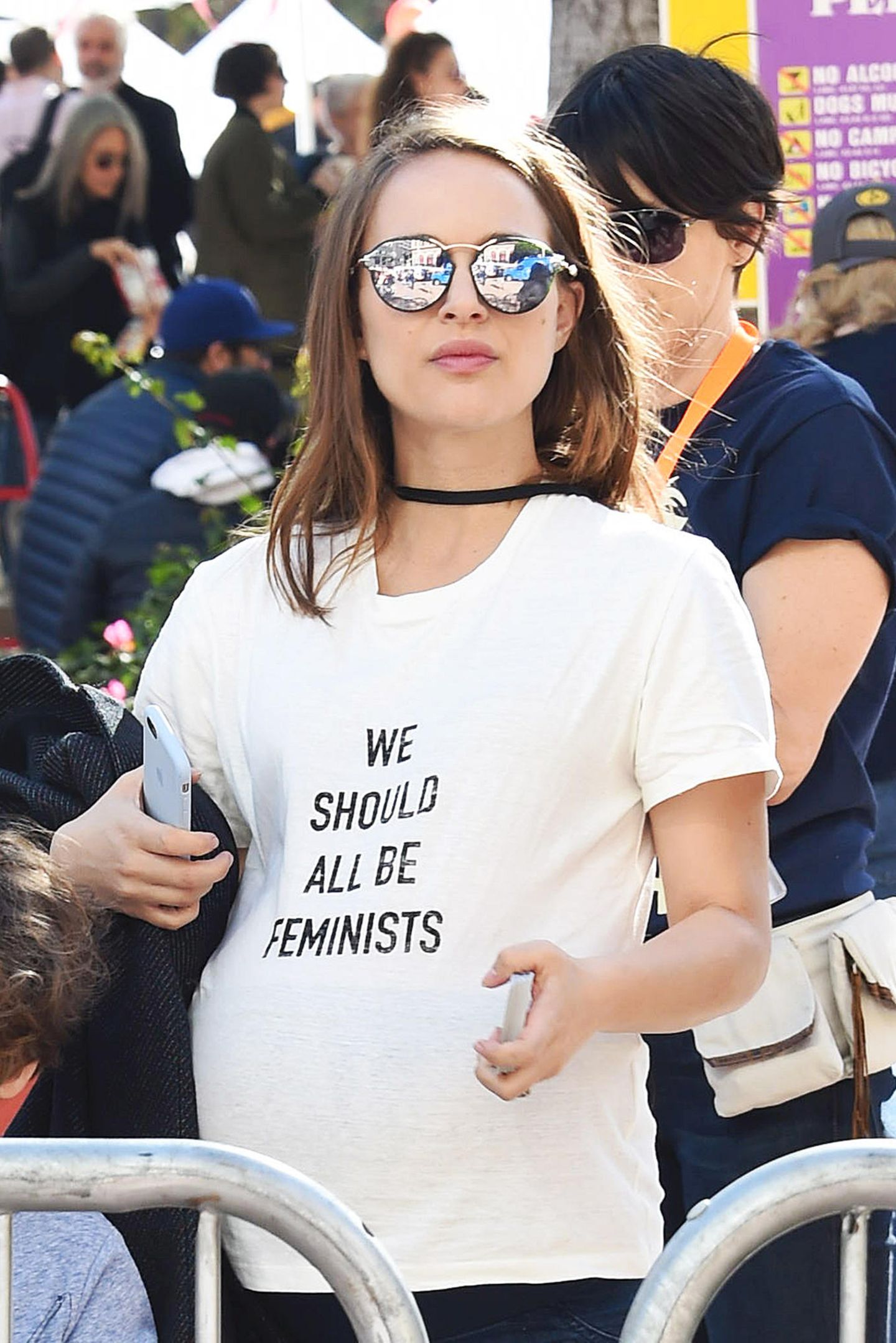 "Wir sollten alle Feministen sein" zeigt die zum Women's March im Januar noch schwangere Natalie Portman als Mott auf ihrem Shirt. Recht hat sie.