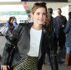 Sie kann nicht nur große Märchenroben: Emma Watson stylt ihren Schachbrett-Minirock am Flughafen von  Los Angeles zur lässigen Bikerjacke und derben Boots.