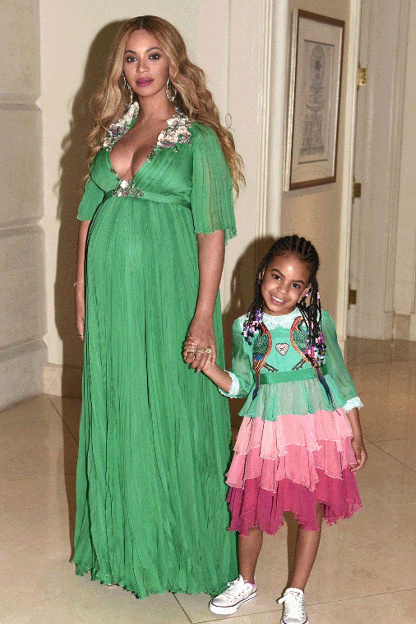 Zur Hollywood-Premiere von "Die Schöne und das Biest" brachte Beyoncé Knowles nicht nur Ehemann Jay-Z, sondern auch Töchterchen Blue Ivy mit. Beide Damen haben sich für diesen Familientrip in (Gucci-)Schale geworfen: Beyoncé trägt ein Kleid für schlappe 25.000 Euro, Blues Seidenkleid für über 1200 Euro ist dagegen fast ein Schnäppchen. Ein bildschönes Foto für das Familienalbum ist auf jeden Fall entstanden. 
