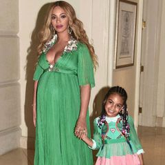 Zur Hollywood-Premiere von "Die Schöne und das Biest" brachte Beyoncé Knowles nicht nur Ehemann Jay-Z, sondern auch Töchterchen Blue Ivy mit. Beide Damen haben sich für diesen Familientrip in (Gucci-)Schale geworfen: Beyoncé trägt ein Kleid für schlappe 25.000 Euro, Blues Seidenkleid für über 1200 Euro ist dagegen fast ein Schnäppchen. Ein bildschönes Foto für das Familienalbum ist auf jeden Fall entstanden. 