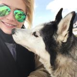 5. März 2017  Lena Gercke bekommt einen Kuss von diesem hübschen Husky.