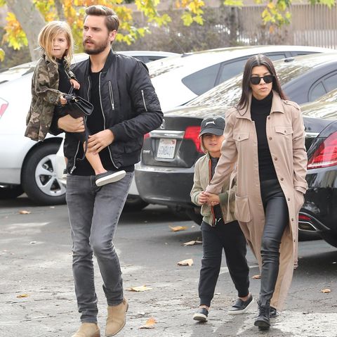 Scott Disick mit Penelope auf dem Arm, Kourtney Kardashian hält Mason an der Hand
