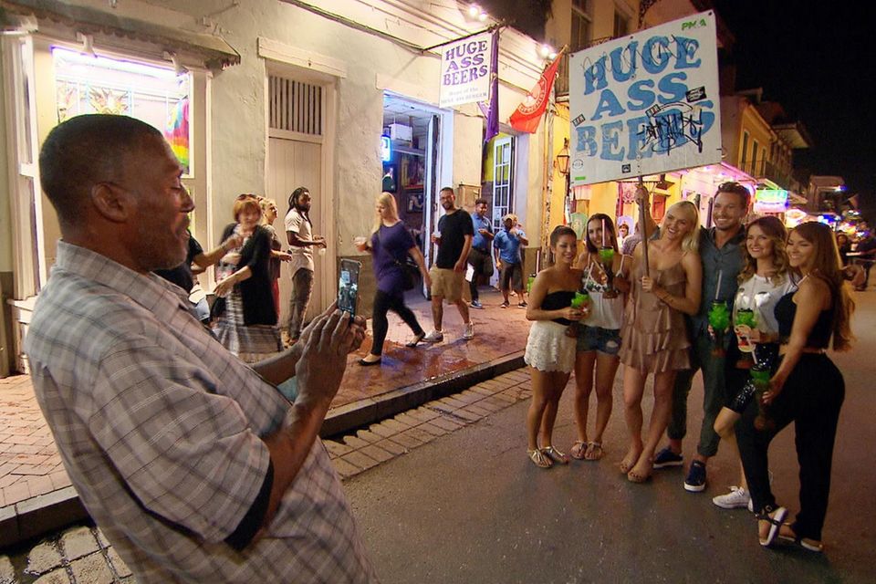 Der Bachelor 2017: Sebastian und die restlichen Kandidatinnen amüsieren sich beim Mardi Gras in New Orleans. Sebastian und die restlichen Kandidatinnen amüsieren sich beim Mardi Gras in New Orleans.