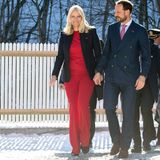 Im roten Ensemble gibt Prinzessin Mette-Marit die "Lady in Red". Um den Einteiler etwas weniger sexy zu stylen, kombiniert sie ihn mit einem schlichten Blazer. So erhält sie ein formelles und gleichzeitig modisches Outfit.