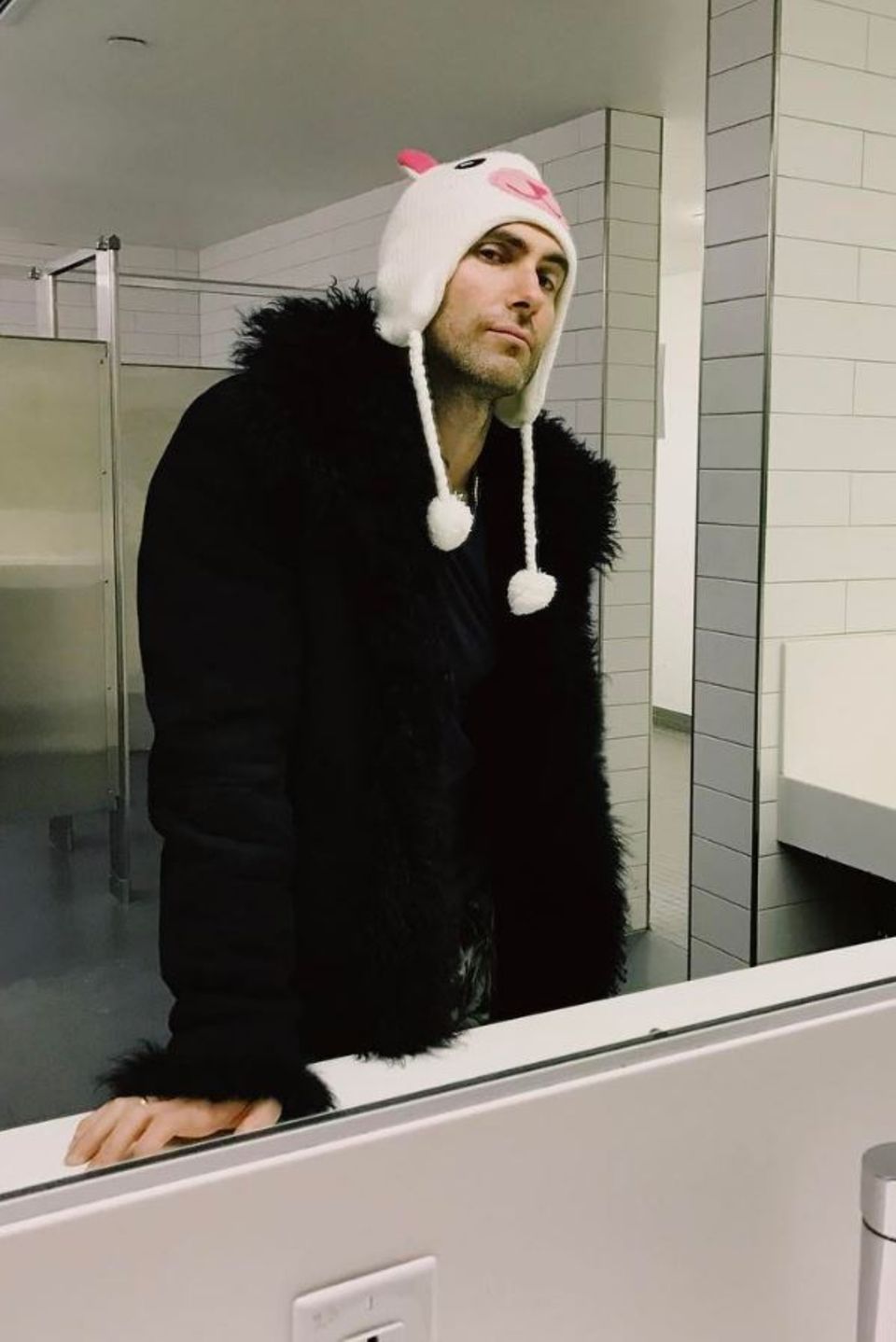 8. März 2017 Adam Levines Gesicht zeigt es: Dieses Outfit ist einfach der Wahnsinn *Augenzwinker*. 8. März 2017 Adam Levines Gesicht zeigt es: Dieses Outfit ist einfach der Wahnsinn *Augenzwinker*.