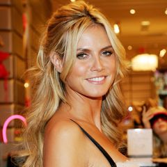 Seit 2006 sucht Heidi Klum "Germany's Next Topmodel". Bei der Erstausstrahlung ist sie 32 Jahre alt und erlebt gerade ihre Hochphase als "Victoria's Secret"-Engel. Das färbt sich auch auf ihren Style ab. Mit langen Glamourlocken beginnt sie ihre "GNTM"-Karriere. 