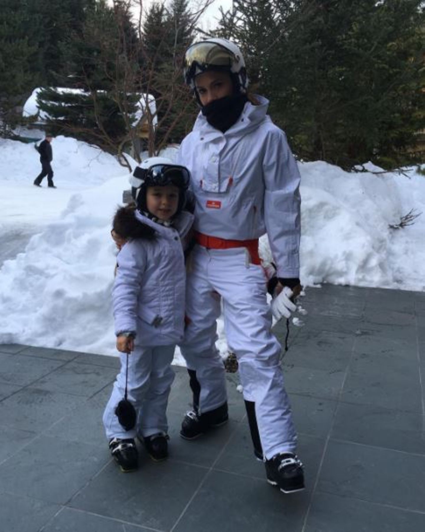 Im Winterurlaub macht Harper Beckham die Ski-Piste unsicher. Und diese gleichzeitig zum Runway mit Mama Victoria. Beide Beckham-Frauen sind in schicke weiße Anzüge gehüllt.
