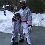 Im Winterurlaub macht Harper Beckham die Ski-Piste unsicher. Und diese gleichzeitig zum Runway mit Mama Victoria. Beide Beckham-Frauen sind in schicke weiße Anzüge gehüllt.