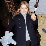 Im Winter ist Harper Beckham bestens eingepackt. Modisch bleibt sie dank Rollkragenpullover und schickem Zweireiher dennoch. Und wenn sie doch zu frösteln beginnt, kann sie mit ihrem Plüsch-Elefanten kuscheln.