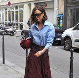 Beschwingt und farblich leuchtend im hellblau-weinroten Blusen-Rock-Outfit genießt Victoria Beckham die Frühlingsluft in Paris. Und schenkt den Paparazzi dabei sogar ausnahmsweise ein Lächeln.