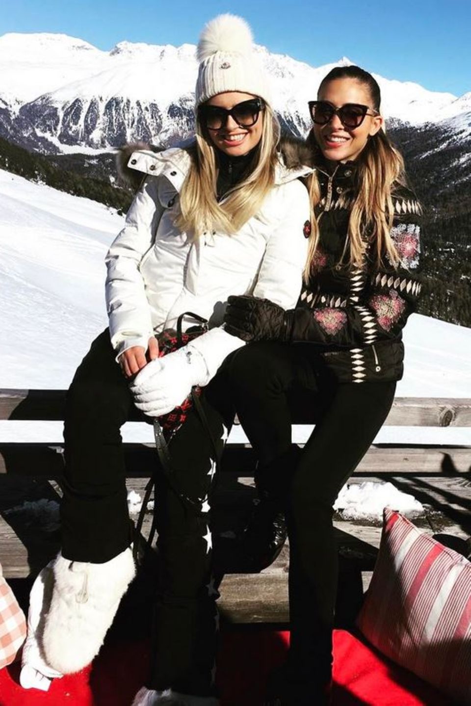 Beim "PLACE TO B"-Event in St. Moritz kommen die angesagtesten It-Girls und Influencerinnen zusammen. Warm und stylisch eingepackt posieren Bloggerin Xenia Overdose und Ann-Kathrin Brömmel für Instagram. Beim "PLACE TO B"-Event in St. Moritz kommen die angesagtesten It-Girls und Influencerinnen zusammen. Warm und stylisch eingepackt posieren Bloggerin Xenia Overdose und Ann-Kathrin Brömmel für Instagram.
