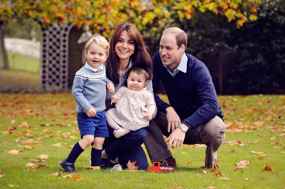 Herzogin Catherine und Prinz William mit ihren Kindern Prinz George und Prinzessin Charlotte im Garten des Kensington Palastes