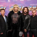 Zwölf Jahre später sind die Klamotten noch immer extravagant, aber aus den Jungs sind echte Männer geworden. Georg, Bill, Tom und Gustav sehen mit Mitte 20 deutlich erwachsener aus.