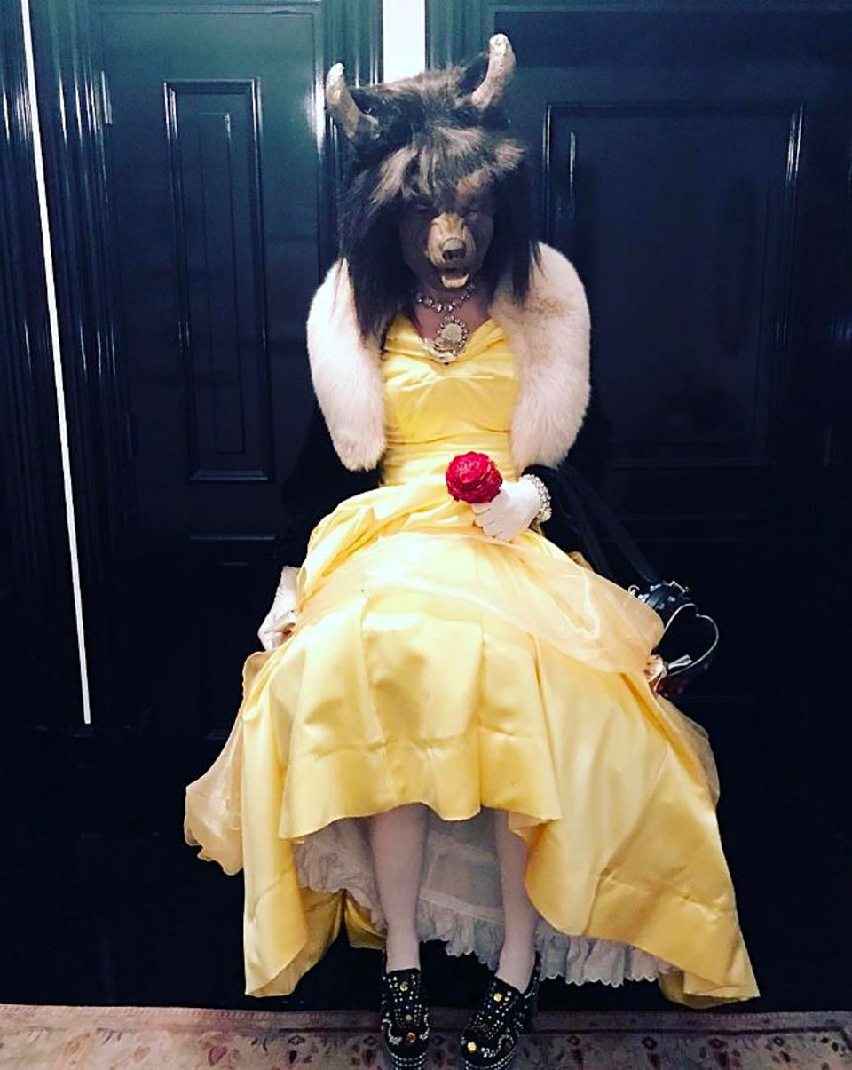 12. März 2017 Madonna feiert das jüdische Fest Purim mit eine Kostümierung. Es ist eine Mischung aus " Die Schöne und das Biest". 12. März 2017 Madonna feiert das jüdische Fest Purim mit eine Kostümierung. Es ist eine Mischung aus " Die Schöne und das Biest".