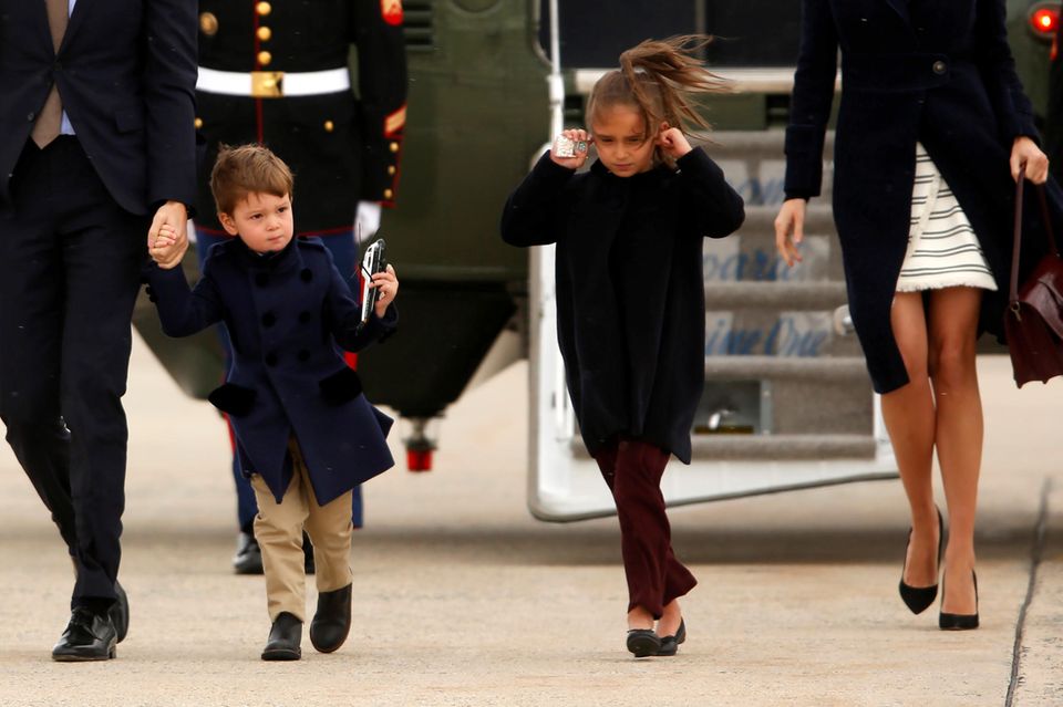 Ivanka Trump: Viel zu laut! Arabella Kushner jettet durch die USA. Zum Beispiel mit dem Helikopter Marine One ihres Opas Donald Trump. Der macht ordentlich Krach. Zu viel für die Kleine, die sich die Ohren zu hält. Viel zu laut! Arabella Kushner jettet durch die USA. Zum Beispiel mit dem Helikopter Marine One ihres Opas Donald Trump. Der macht ordentlich Krach. Zu viel für die Kleine, die sich die Ohren zu hält.
