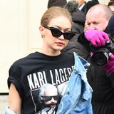 Gerade runter vom Karl Lagerfelds Chanel-Laufsteg in Paris beweist Gigi Hadid, dass sie ein waschechtes Fan-Girl ist. Ihr trendiges T-Shirt von Hommage Tee, die übrigens auch andere Retro-Shirt mit Motiven der 80er und 90er vertreiben, ist mit 35 Euro dabei so richtig günstig. 