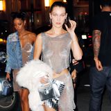 Bauchfreie Glitzertops sind 17 Jahre später wieder total im Trend. Bella Hadid kennt sich da als Model aus und interpretiert den Britney-Look kurzerhand neu.