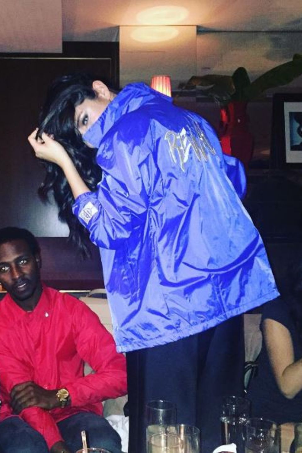Ein bisschen "Sporty Spice"-Feeling versprüht Selena Gomez während ihrer Tour. Blaues Satin und ein sportlicher Schnitt sind bei ihr auch heute noch hoch im Kurs. Ein bisschen "Sporty Spice"-Feeling versprüht Selena Gomez während ihrer Tour. Blaues Satin und ein sportlicher Schnitt sind bei ihr auch heute noch hoch im Kurs.