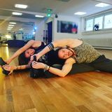 Über Yoga zum Quickstep: Gil Ofarim und Ekaterina Leonova beweisen krasse Gelenkigkeit.