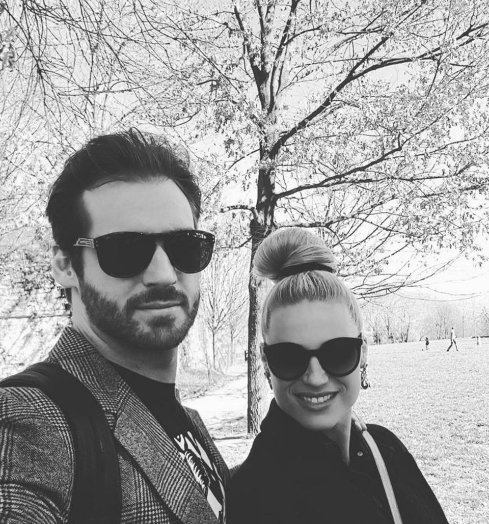 11. März 2017 Trotz zwei kleiner Kinder und stressigen Berufen finden Michelle Hunziker und Tomaso Trussardi immer wieder Zeit füreinander, auch wenn es, wie hier, nur ein Augenblick im Park ist. 11. März 2017 Trotz zwei kleiner Kinder und stressigen Berufen finden Michelle Hunziker und Tomaso Trussardi immer wieder Zeit füreinander, auch wenn es, wie hier, nur ein Augenblick im Park ist.