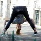 Michelle Hunziker steht auf Gesichtsakrobatik, während der Akrobatik.